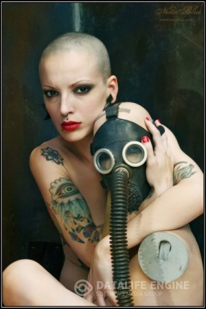 Обнаженная лысенькая нефорша в противогазе