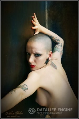 Обнаженная лысенькая нефорша в противогазе