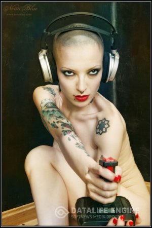 Обнаженная лысенькая нефорша в противогазе