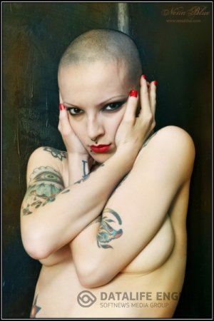 Обнаженная лысенькая нефорша в противогазе