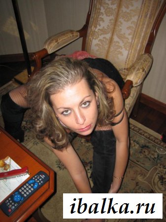 Обнажённая пьяная дамочка показала прелести Обнажённая пьяная дамочка показала прелести