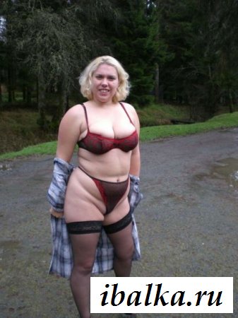 Раздетая взрослая женщина на улице