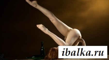 Голая спортсменка в акробатических упражнениях Голая спортсменка в акробатических упражнениях