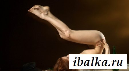 Голая спортсменка в акробатических упражнениях Голая спортсменка в акробатических упражнениях