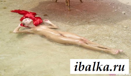 Раздетые красотки отдыхают на море