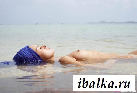 Раздетые красотки отдыхают на море