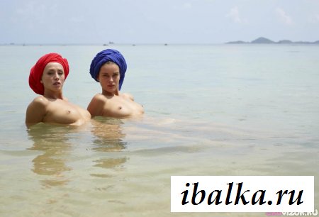 Раздетые красотки отдыхают на море