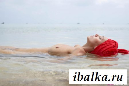 Раздетые красотки отдыхают на море