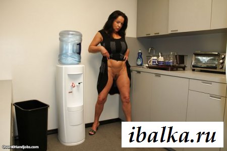 Голые сиськи и задница взрослой женщины