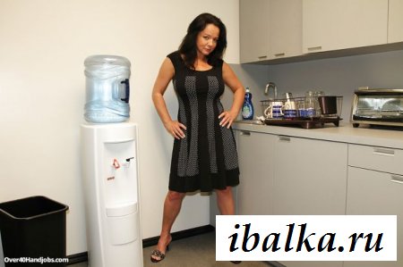 Голые сиськи и задница взрослой женщины