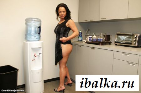 Голые сиськи и задница взрослой женщины