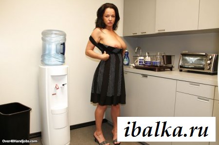 Голые сиськи и задница взрослой женщины