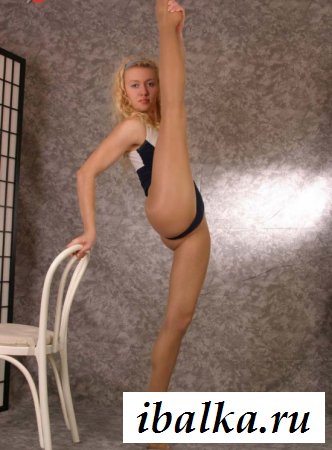 Раздетые ягодицы спортивной акробатки