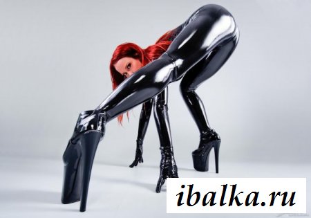 Сексуальный латексный наряд на обнажённом теле
