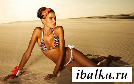 Божественные голые сучки в бикини