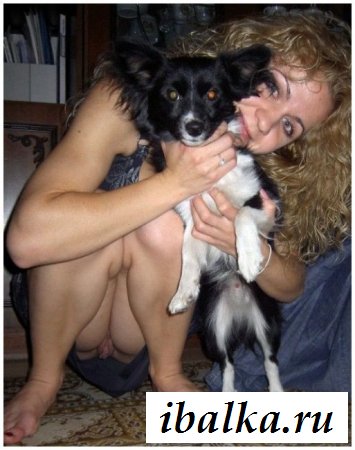 Голые письки показались под юбкой Голые письки показались под юбкой