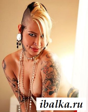 Пирсинг на теле раздетых девок