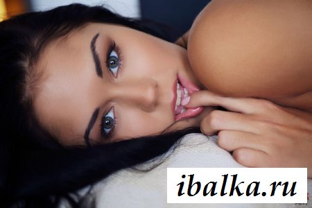 Сучка ослепляет своим обнажённым телом