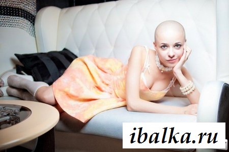 Эротика с экстравагантной лысой барышней