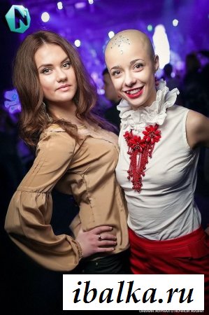 Эротика с экстравагантной лысой барышней