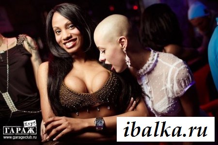 Эротика с экстравагантной лысой барышней