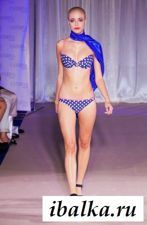 Эротика с экстравагантной лысой барышней