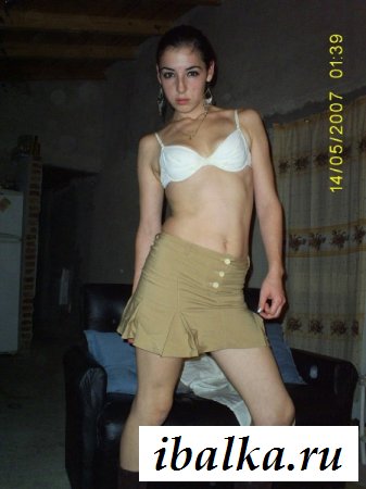 Похотливая грузинка раздевается дома. Похотливая грузинка раздевается дома.