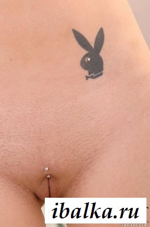 Эротика со стройной дамочкой в нейлоне