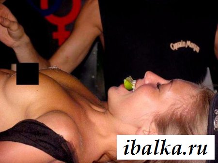 Опьяневшие самочки обнажаются на публике