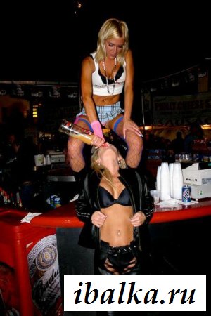 Опьяневшие самочки обнажаются на публике