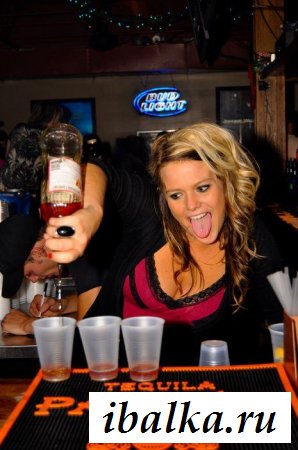 Опьяневшие самочки обнажаются на публике