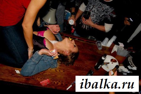 Опьяневшие самочки обнажаются на публике