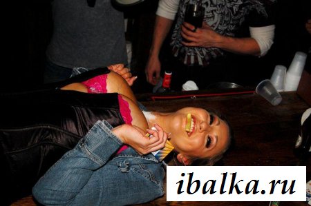 Опьяневшие самочки обнажаются на публике