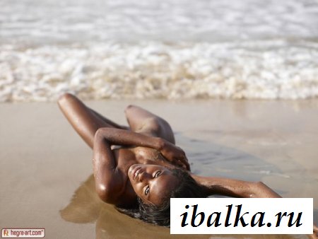 Худенькая раздетая негритянка развлекается в море Худенькая раздетая негритянка развлекается в море