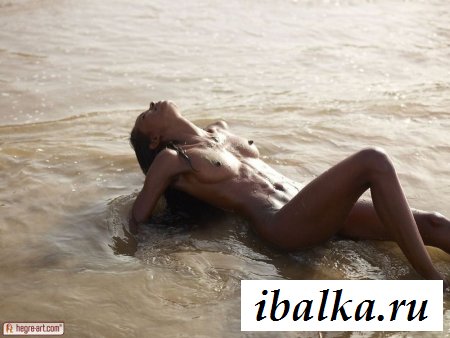 Худенькая раздетая негритянка развлекается в море Худенькая раздетая негритянка развлекается в море