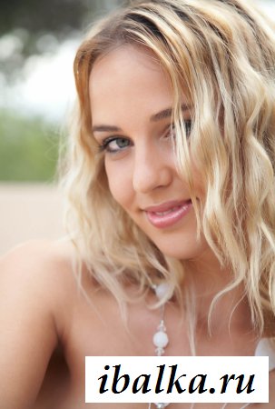 Белокурая обнажённая цыпочка веселится в бассейне