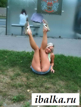 Под юбкой у сучек голые прелести