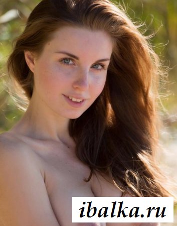 Классный показ тела обнажённой нудисткой