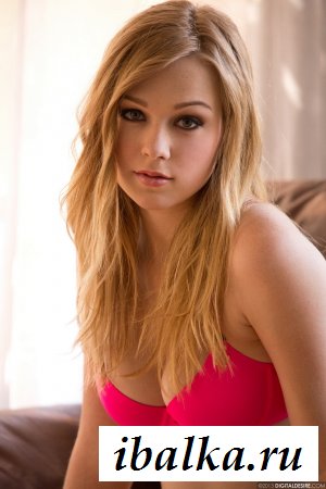 Голая козочка примерила новый лифчик