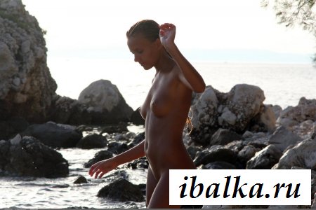 Раздетая морячка стояла в океане