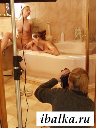 Бурный трах двух телочек при фотографе