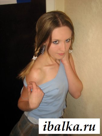 У входной двери показывала сиськи пареньку