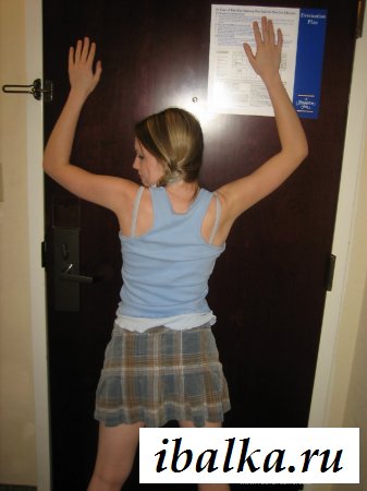 У входной двери показывала сиськи пареньку