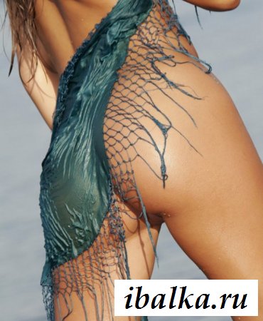 Обнаженная нудистка стоит *раком* в воде