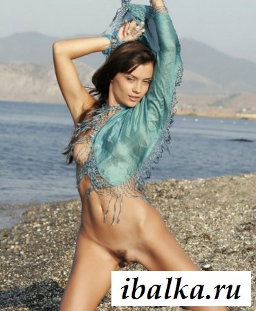 Обнаженная нудистка стоит *раком* в воде