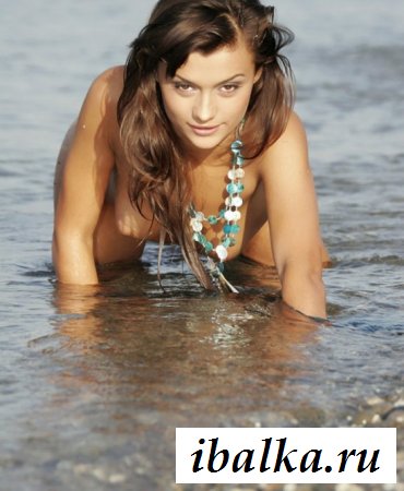 Обнаженная нудистка стоит *раком* в воде