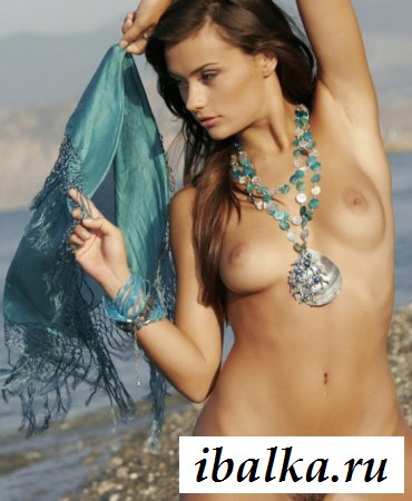 Обнаженная нудистка стоит *раком* в воде