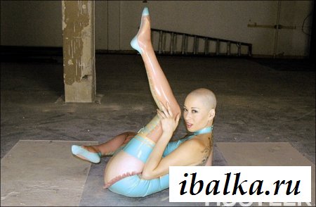 На спине эротичной шлюхи есть татуировки