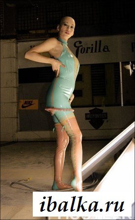 На спине эротичной шлюхи есть татуировки