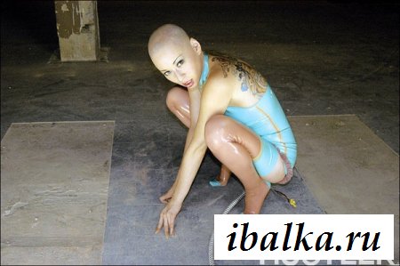 На спине эротичной шлюхи есть татуировки